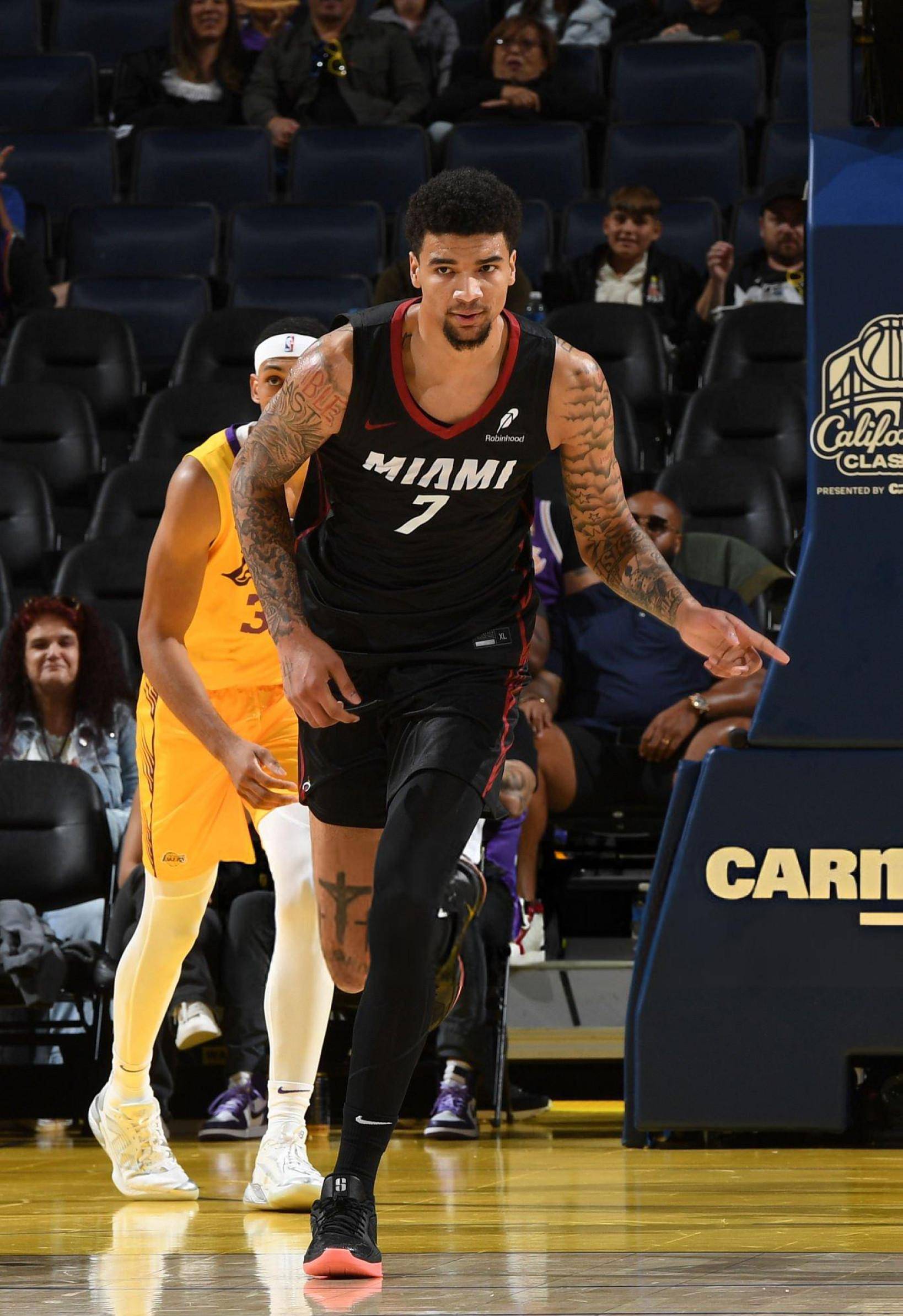 包含转会期体能课后，迈阿密热火回应争议备战NBA季后赛，悬念犹存，训练强度明显提升的词条