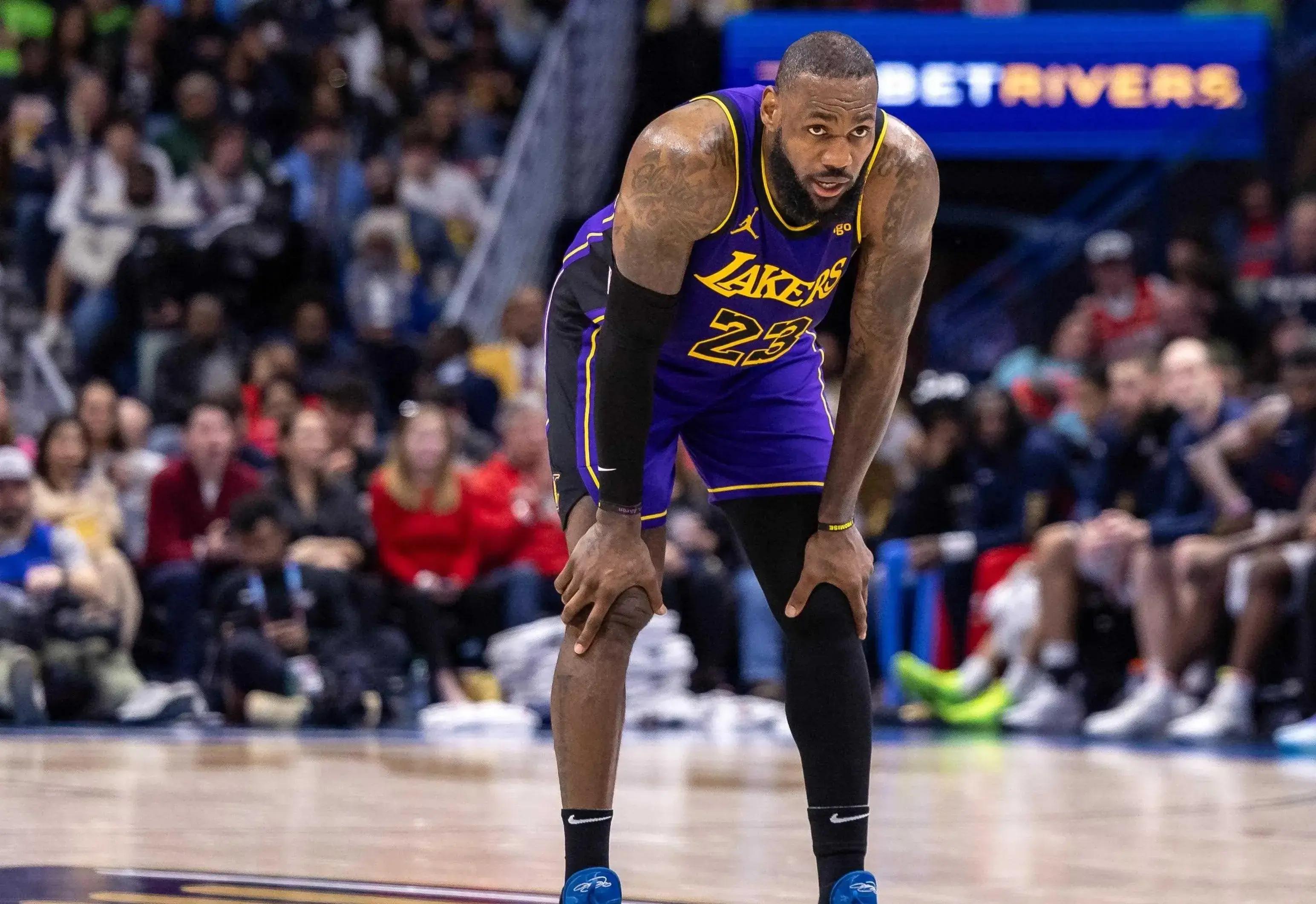 关于洛杉矶快船训练开放日；今晨临场应变引欢呼；NBA季后赛在即；训练强度明显提升的信息