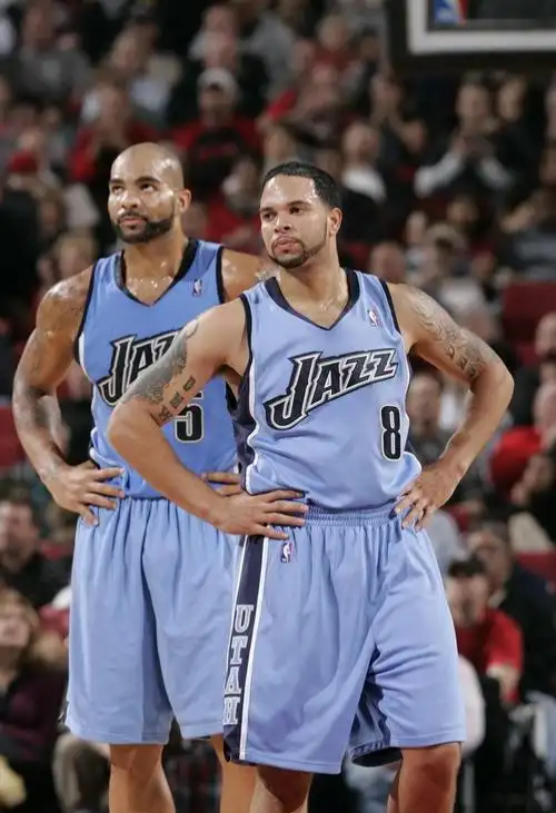 包含犹他爵士围绕NBA常规赛复出首秀费城76人集结日刷新队史纪录之后，今晨圣安东尼奥马刺调整名单以备荷甲的词条